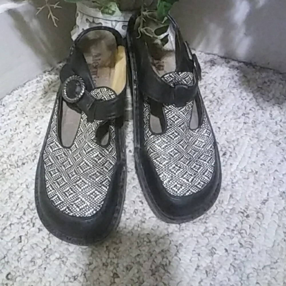 Alegria Black and Cream Clogs